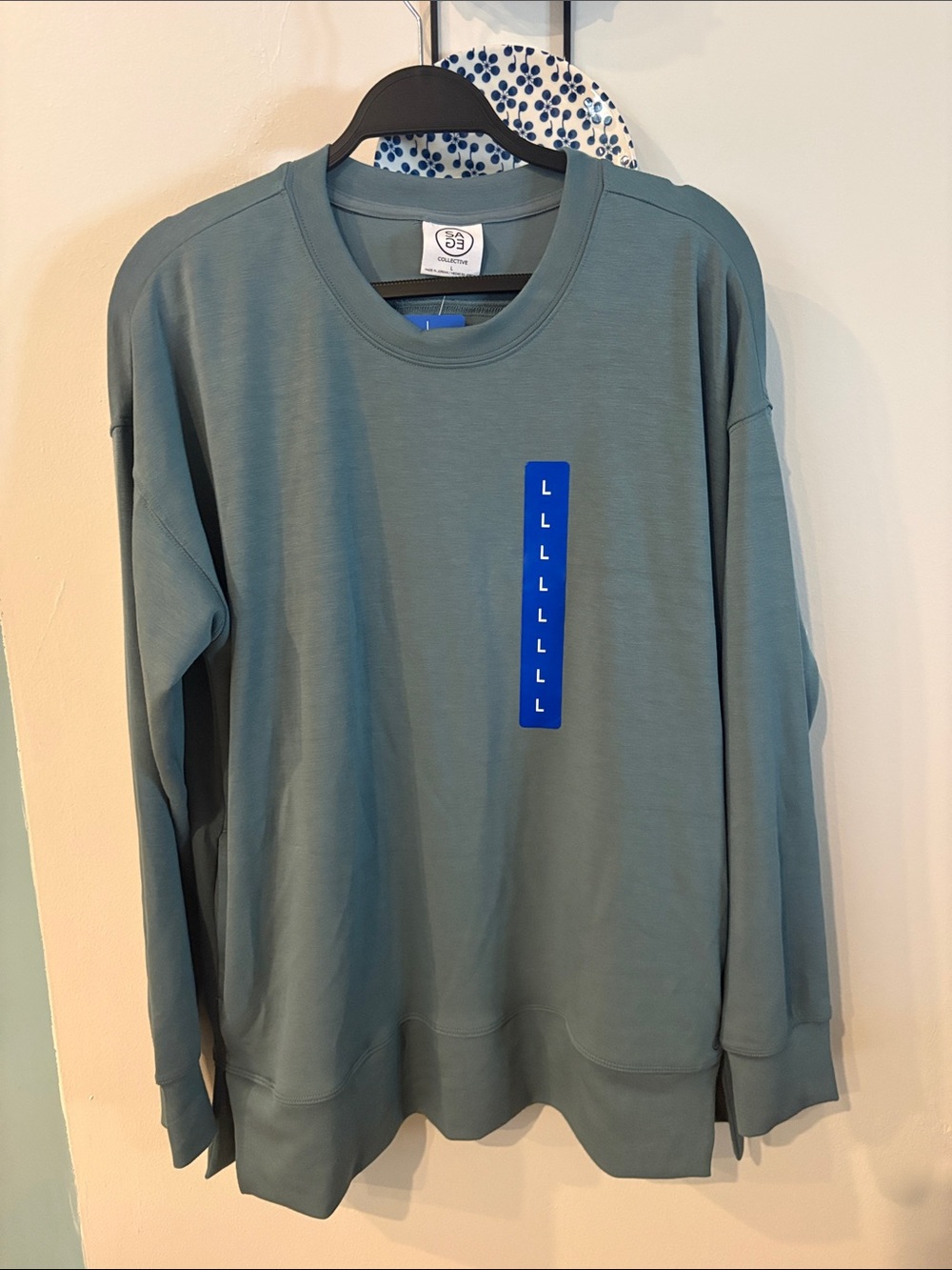 NWT SAGE LIGHTWEIGHT WOMENS TOP